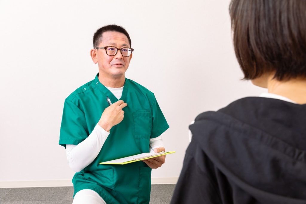 座っていると股関節が痛い…、負担をかけない椅子や床の座り方は？ | 加古川市新神野 ひさき鍼灸整骨院